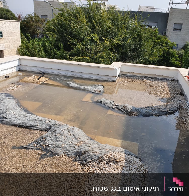 גג עם חצץ ומים עומדים, חומרי איטום פרוסים